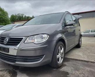 Frontansicht eines Mietwagens Volkswagen Touran am Flughafen von Tirana, Albanien ✓ Auto Nr.10084. ✓ Schaltgetriebe TM ✓ 1 Bewertungen.