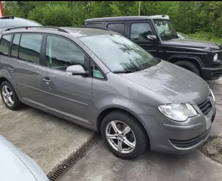 Autovermietung Volkswagen Touran Nr.10084 Schaltgetriebe am Flughafen von Tirana, ausgestattet mit einem 2,0L Motor ➤ Von Kristi in Albanien.