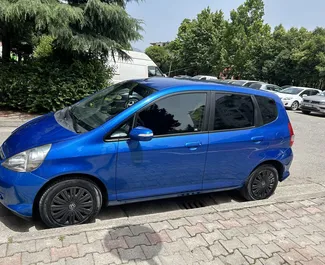 Frontansicht eines Mietwagens Honda Jazz am Flughafen von Tirana, Albanien ✓ Auto Nr.10091. ✓ Automatisch TM ✓ 0 Bewertungen.