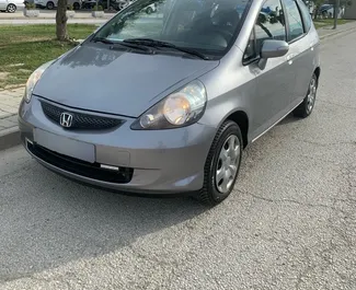 Frontansicht eines Mietwagens Honda Jazz am Flughafen von Tirana, Albanien ✓ Auto Nr.10093. ✓ Automatisch TM ✓ 0 Bewertungen.