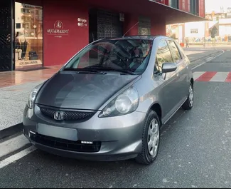 Frontansicht eines Mietwagens Honda Jazz am Flughafen von Tirana, Albanien ✓ Auto Nr.10093. ✓ Automatisch TM ✓ 0 Bewertungen.