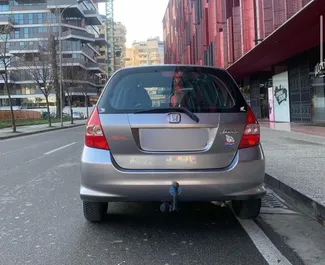 Innenraum von Honda Jazz zur Miete in Albanien. Ein großartiges 5-Sitzer Fahrzeug mit Automatisch Getriebe.