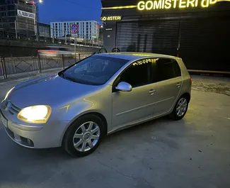 Frontansicht eines Mietwagens Volkswagen Golf 5 am Flughafen von Tirana, Albanien ✓ Auto Nr.10083. ✓ Schaltgetriebe TM ✓ 0 Bewertungen.