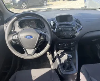 Frontansicht eines Mietwagens Ford Ka am Flughafen von Tirana, Albanien ✓ Auto Nr.10266. ✓ Schaltgetriebe TM ✓ 0 Bewertungen.