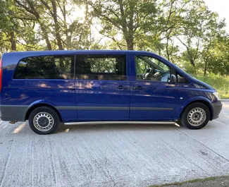 Frontansicht eines Mietwagens Mercedes-Benz Vito in Budva, Montenegro ✓ Auto Nr.10221. ✓ Schaltgetriebe TM ✓ 1 Bewertungen.