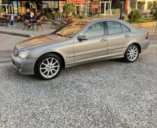 Frontansicht eines Mietwagens Mercedes-Benz C-Class am Flughafen von Tirana, Albanien ✓ Auto Nr.10082. ✓ Automatisch TM ✓ 0 Bewertungen.