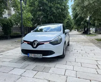 Frontansicht eines Mietwagens Renault Clio 4 in Budva, Montenegro ✓ Auto Nr.10252. ✓ Schaltgetriebe TM ✓ 0 Bewertungen.