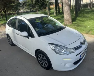 Frontansicht eines Mietwagens Citroen C3 in Budva, Montenegro ✓ Auto Nr.10250. ✓ Schaltgetriebe TM ✓ 1 Bewertungen.