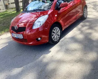 Frontansicht eines Mietwagens Toyota Yaris in Budva, Montenegro ✓ Auto Nr.10246. ✓ Automatisch TM ✓ 0 Bewertungen.