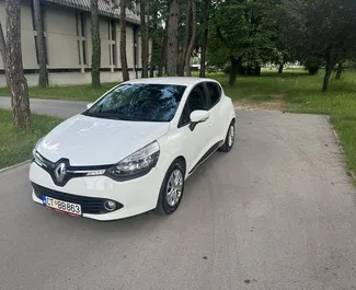 Frontansicht eines Mietwagens Renault Clio 4 in Budva, Montenegro ✓ Auto Nr.10249. ✓ Schaltgetriebe TM ✓ 1 Bewertungen.