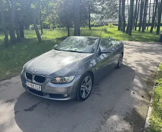 Frontansicht eines Mietwagens BMW 3-series Cabrio in Budva, Montenegro ✓ Auto Nr.10251. ✓ Schaltgetriebe TM ✓ 0 Bewertungen.