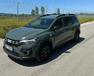 Frontansicht eines Mietwagens Dacia Jogger am Flughafen von Tirana, Albanien ✓ Auto Nr.10071. ✓ Schaltgetriebe TM ✓ 0 Bewertungen.