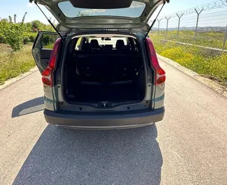 Benzin 1,0L Motor von Dacia Jogger 2024 zur Miete am Flughafen von Tirana.