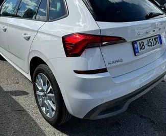 Vermietung Skoda Kamiq. Komfort, Crossover Fahrzeug zur Miete in Albanien ✓ Kaution Einzahlung von 300 EUR ✓ Versicherungsoptionen KFZ-HV, VKV Plus, VKV Komplett, Diebstahlschutz, Ausland, Junge, Keine Kaution.