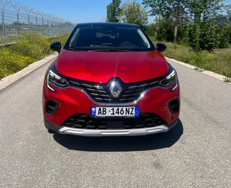 Frontansicht eines Mietwagens Renault Captur am Flughafen von Tirana, Albanien ✓ Auto Nr.10074. ✓ Automatisch TM ✓ 0 Bewertungen.