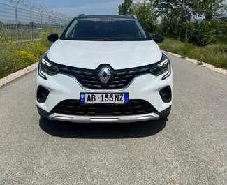 Frontansicht eines Mietwagens Renault Captur am Flughafen von Tirana, Albanien ✓ Auto Nr.10076. ✓ Automatisch TM ✓ 0 Bewertungen.