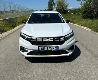 Frontansicht eines Mietwagens Dacia Sandero am Flughafen von Tirana, Albanien ✓ Auto Nr.10075. ✓ Schaltgetriebe TM ✓ 1 Bewertungen.