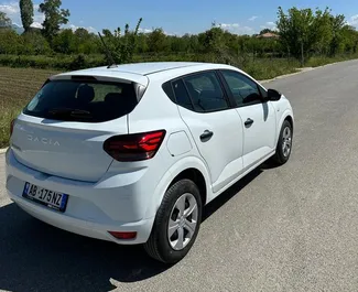 Autovermietung Dacia Sandero Nr.10075 Schaltgetriebe am Flughafen von Tirana, ausgestattet mit einem 1,0L Motor ➤ Von Marenglen in Albanien.