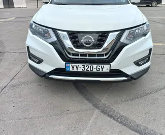 Frontansicht eines Mietwagens Nissan Rogue in Tiflis, Georgien ✓ Auto Nr.10132. ✓ Automatisch TM ✓ 0 Bewertungen.