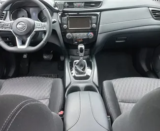 Benzin 2,5L Motor von Nissan Rogue 2018 zur Miete in Tiflis.