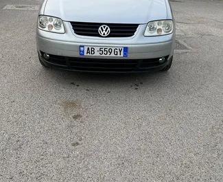 Frontansicht eines Mietwagens Volkswagen Touran am Flughafen von Tirana, Albanien ✓ Auto Nr.10045. ✓ Automatisch TM ✓ 0 Bewertungen.