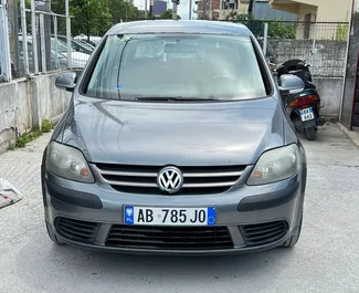 Autovermietung Volkswagen Golf Plus Nr.10037 Schaltgetriebe am Flughafen von Tirana, ausgestattet mit einem 1,9L Motor ➤ Von Armand in Albanien.