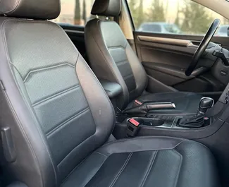 Benzin 2,5L Motor von Volkswagen Passat 2016 zur Miete in Batumi.