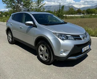 Frontansicht eines Mietwagens Toyota Rav4 am Flughafen von Tirana, Albanien ✓ Auto Nr.10077. ✓ Automatisch TM ✓ 0 Bewertungen.