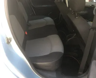 Innenraum von Peugeot 206 zur Miete in Albanien. Ein großartiges 5-Sitzer Fahrzeug mit Schaltgetriebe Getriebe.