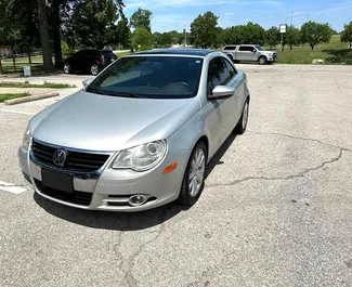 Frontansicht eines Mietwagens Volkswagen Eos am Flughafen von Tirana, Albanien ✓ Auto Nr.10123. ✓ Schaltgetriebe TM ✓ 0 Bewertungen.