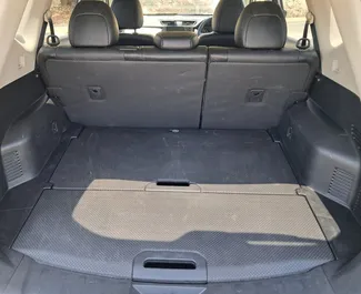 Innenraum von Nissan X-Trail zur Miete auf Zypern. Ein großartiges 5-Sitzer Fahrzeug mit Automatisch Getriebe.