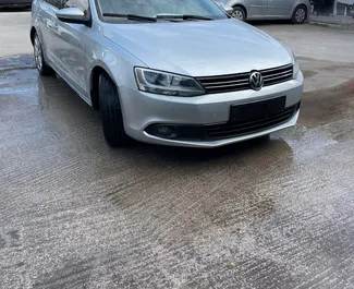 Frontansicht eines Mietwagens Volkswagen Jetta am Flughafen von Tirana, Albanien ✓ Auto Nr.10036. ✓ Automatisch TM ✓ 0 Bewertungen.