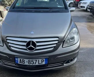 Frontansicht eines Mietwagens Mercedes-Benz B-Class am Flughafen von Tirana, Albanien ✓ Auto Nr.10052. ✓ Automatisch TM ✓ 0 Bewertungen.