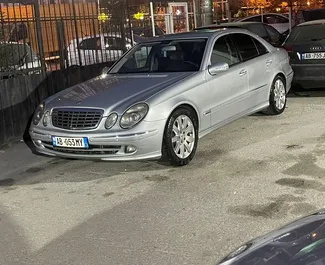 Frontansicht eines Mietwagens Mercedes-Benz E-Class am Flughafen von Tirana, Albanien ✓ Auto Nr.10051. ✓ Automatisch TM ✓ 0 Bewertungen.