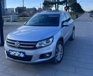 Frontansicht eines Mietwagens Volkswagen Tiguan in Tirana, Albanien ✓ Auto Nr.9981. ✓ Automatisch TM ✓ 0 Bewertungen.
