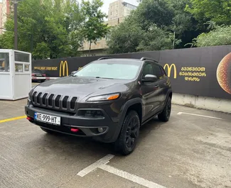 Frontansicht eines Mietwagens Jeep Cherokee in Tiflis, Georgien ✓ Auto Nr.10162. ✓ Automatisch TM ✓ 0 Bewertungen.