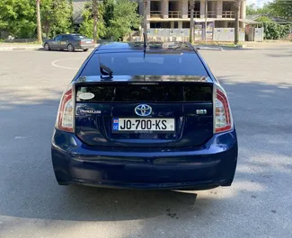 Innenraum von Toyota Prius zur Miete in Georgien. Ein großartiges 5-Sitzer Fahrzeug mit Automatisch Getriebe.