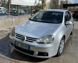 Frontansicht eines Mietwagens Volkswagen Golf 5 am Flughafen von Tirana, Albanien ✓ Auto Nr.10039. ✓ Automatisch TM ✓ 0 Bewertungen.