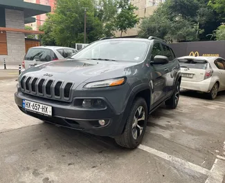 Frontansicht eines Mietwagens Jeep Cherokee in Tiflis, Georgien ✓ Auto Nr.10171. ✓ Automatisch TM ✓ 0 Bewertungen.