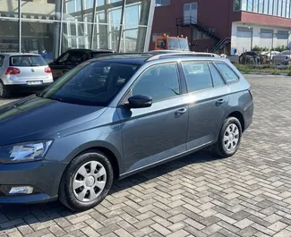 Frontansicht eines Mietwagens Skoda Fabia Combi in Tirana, Albanien ✓ Auto Nr.10209. ✓ Automatisch TM ✓ 0 Bewertungen.