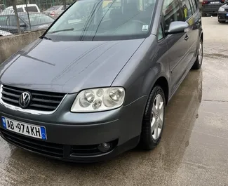 Frontansicht eines Mietwagens Volkswagen Touran am Flughafen von Tirana, Albanien ✓ Auto Nr.10046. ✓ Automatisch TM ✓ 0 Bewertungen.