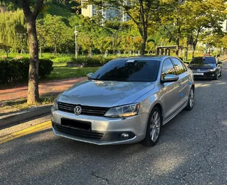 Frontansicht eines Mietwagens Volkswagen Jetta in Tirana, Albanien ✓ Auto Nr.9570. ✓ Automatisch TM ✓ 0 Bewertungen.