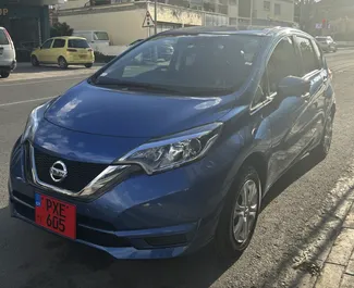 Frontansicht eines Mietwagens Nissan Note in Limassol, Zypern ✓ Auto Nr.9614. ✓ Automatisch TM ✓ 1 Bewertungen.