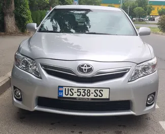 Frontansicht eines Mietwagens Toyota Camry in Tiflis, Georgien ✓ Auto Nr.10143. ✓ Automatisch TM ✓ 0 Bewertungen.