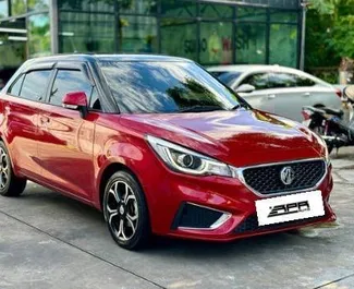 Frontansicht eines Mietwagens MG 3 am Flughafen Phuket, Thailand ✓ Auto Nr.9938. ✓ Automatisch TM ✓ 0 Bewertungen.