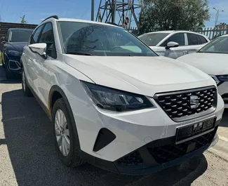 Frontansicht eines Mietwagens SEAT Arona in Tirana, Albanien ✓ Auto Nr.10134. ✓ Automatisch TM ✓ 0 Bewertungen.