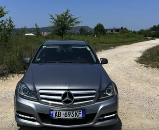 Frontansicht eines Mietwagens Mercedes-Benz C-Class am Flughafen von Tirana, Albanien ✓ Auto Nr.10312. ✓ Automatisch TM ✓ 0 Bewertungen.