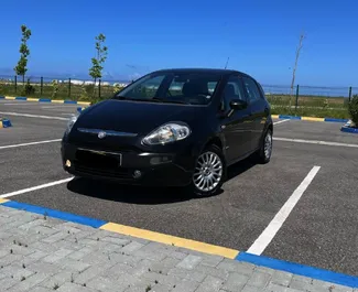 Frontansicht eines Mietwagens Fiat Punto in Durres, Albanien ✓ Auto Nr.10229. ✓ Schaltgetriebe TM ✓ 0 Bewertungen.