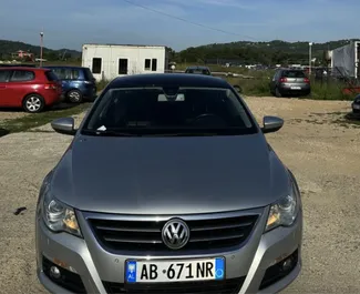 Frontansicht eines Mietwagens Volkswagen Passat-CC am Flughafen von Tirana, Albanien ✓ Auto Nr.10308. ✓ Automatisch TM ✓ 0 Bewertungen.