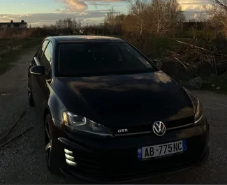 Frontansicht eines Mietwagens Volkswagen Golf 7 am Flughafen von Tirana, Albanien ✓ Auto Nr.10309. ✓ Automatisch TM ✓ 0 Bewertungen.